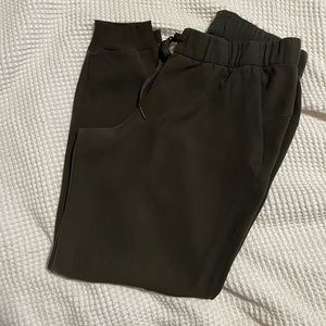 Lululemon on the fly jogger